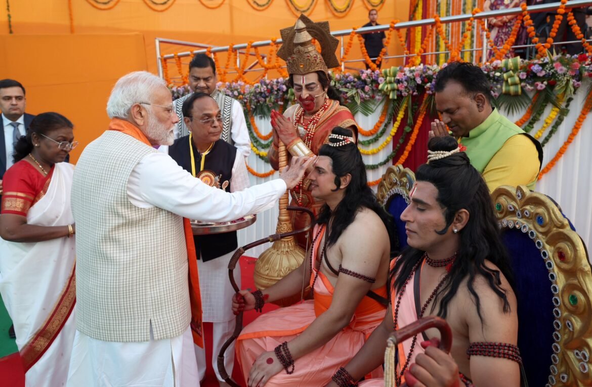 Indian President and Prime Minister Perform Aarti on Vijayadashami