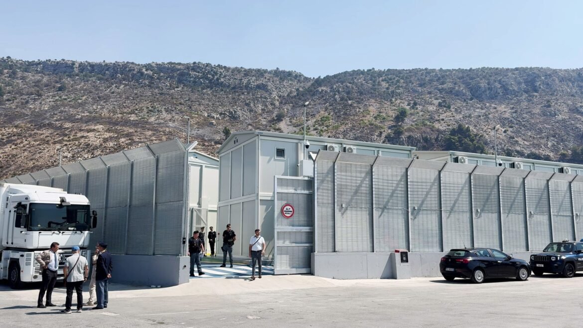 Italian Government Prepares to Open 2 Migrant Processing Centers to Combat Human Trafficking